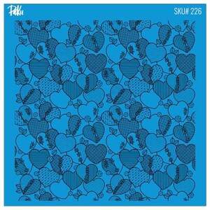 Puede incluir: Una estera de horneado de silicona azul con un patrón de corazones negros. Los corazones están llenos de diferentes patrones, incluyendo rayas, lunares y cuadros. Los corazones están rotos por la mitad y cosidos juntos. El texto "SKU# 226" está en la esquina superior derecha de la estera.