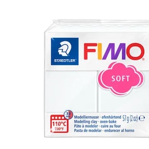 Könnte beinhalten: Eine weiße Packung FIMO Soft Modelliermasse. Die Packung ist mit dem FIMO-Logo und den Worten "Soft" und "57 g (2 oz)" beschriftet. Die Packung enthält auch Anweisungen zum Backen der Masse bei 110°C (230°F).