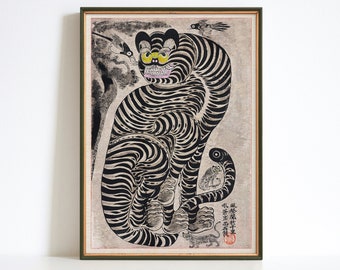 Op de afbeelding: Een vintage zwart-witte illustratie van een tijger met een geel oog en een roze mond. De tijger zit met gekruiste poten en zijn staart om zijn lichaam gewikkeld. De illustratie is ingelijst in een donkergroen frame.