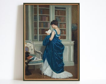Può includere: Un dipinto di una donna in un vestito blu che legge un libro in una biblioteca. La donna è in piedi di fronte a una libreria piena di libri. Il dipinto è incorniciato da una cornice dorata.