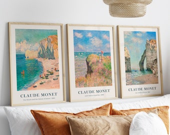 Puede incluir: Tres impresiones de arte enmarcadas de paisajes marinos de Claude Monet. Las impresiones presentan el texto "Claude Monet" y el título de cada pintura. Las pinturas son "La playa y las rocas de Étretat", "Paseo por el acantilado en Étretat" y "Los acantilados de Étretat".