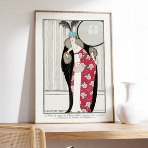 Op de afbeelding: Een vintage illustratie van een vrouw die een witte jurk draagt met een bloemenprint overlay en een zwarte bontjas. Ze draagt een blauwe hoed met veren en houdt een witte handtas vast. De illustratie is ingelijst en heeft de tekst "C. BARDIER 1912" en "Robe de crepe de Chine blanc, garnie de renard" en "Manteau de loutre et skunk" onderaan.