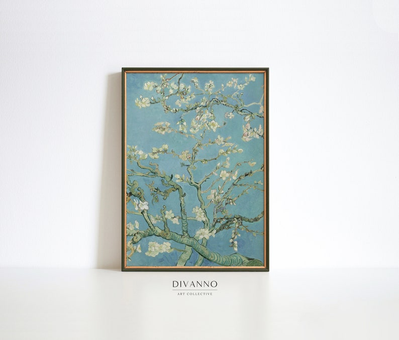 Puede incluir: Una impresi&oacute;n enmarcada de una pintura que representa un almendro en flor blanco sobre un fondo de cielo azul. La pintura est&aacute; en el estilo de Vincent van Gogh. El marco es de color verde oscuro.