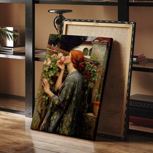 Op de afbeelding: Een schilderij van een vrouw in een blauwe en gouden jurk, die in een tuin staat en aan een roze roos ruikt. De vrouw heeft lang, rood haar en draagt een gouden ketting. De achtergrond is een weelderige tuin met groene bladeren en roze rozen.