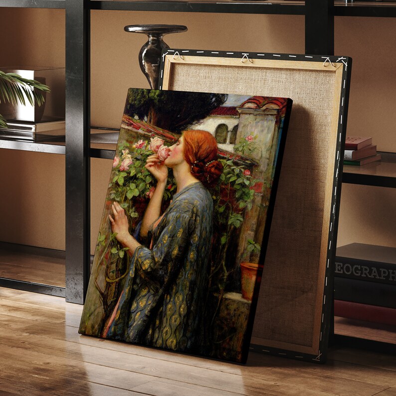 Op de afbeelding: Een schilderij van een vrouw in een blauwe en gouden jurk, die in een tuin staat en aan een roze roos ruikt. De vrouw heeft lang, rood haar en draagt een gouden ketting. De achtergrond is een weelderige tuin met groene bladeren en roze rozen.
