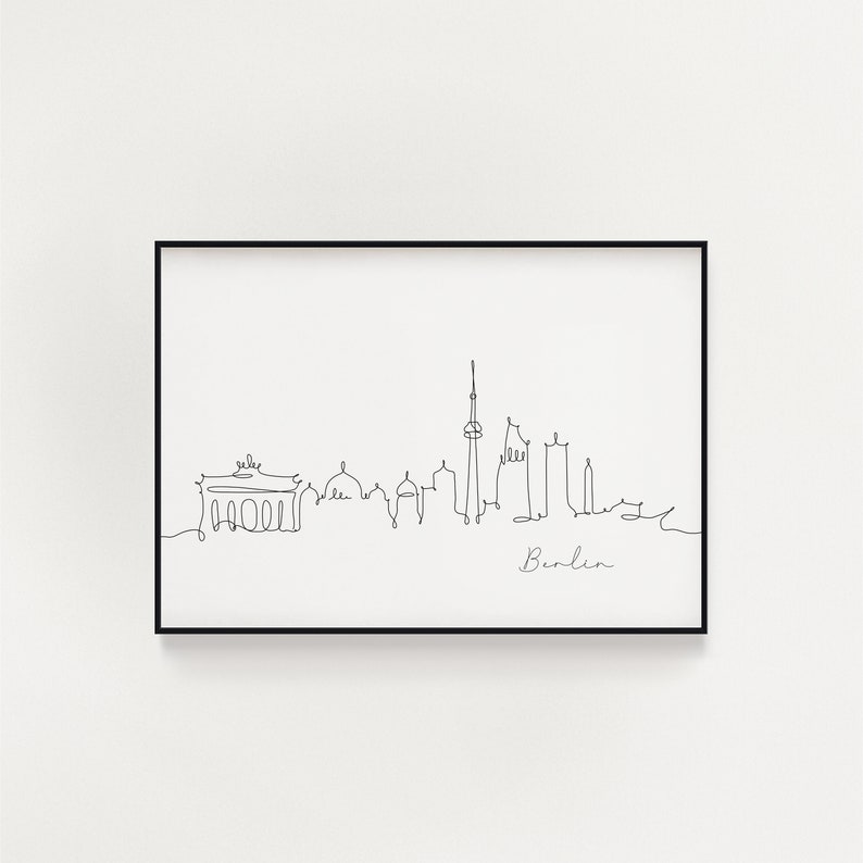 Puede incluir: Un dibujo en blanco y negro de la l&iacute;nea del horizonte de Berl&iacute;n, que incluye la Puerta de Brandeburgo y la Fernsehturm. El dibujo est&aacute; enmarcado en un marco negro y la palabra "Berl&iacute;n" est&aacute; escrita debajo del horizonte.