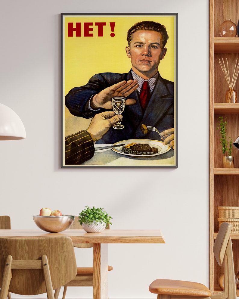 May include: A vintage propaganda poster with a man in a suit and tie saying "HET!" while holding up his hand to refuse a glass of alcohol and a plate of food.