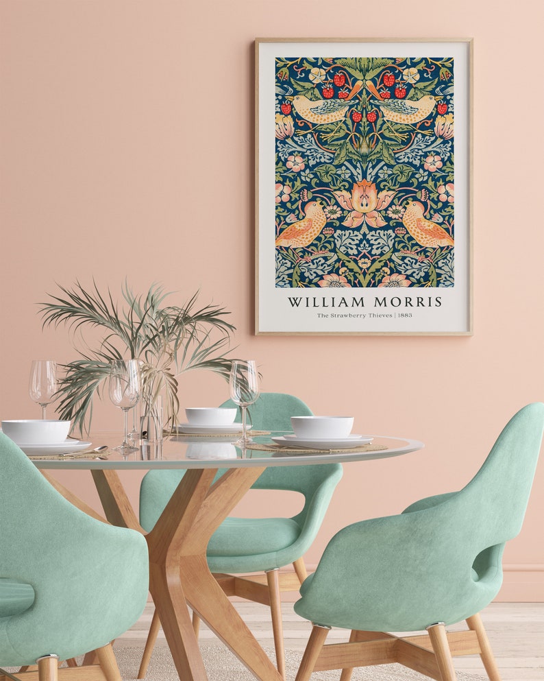Op de afbeelding: Een ingelijste print van een vintage bloemenontwerp met vogels en bessen. De print is getiteld "William Morris, The Strawberry Thief, 1883".