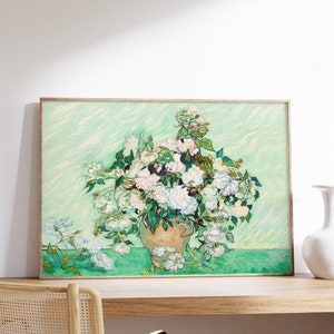K&ouml;nnte beinhalten: Ein gerahmtes Gem&auml;lde mit einer Vase voller wei&szlig;er Rosen. Die Rosen sind in einem lebendigen Stil mit gr&uuml;nen Bl&auml;ttern und einem hellgr&uuml;nen Hintergrund gemalt.