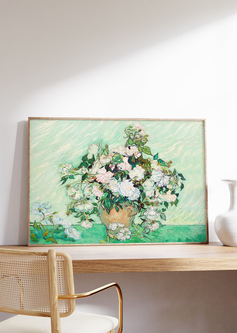 K&ouml;nnte beinhalten: Ein gerahmtes Gem&auml;lde mit einer Vase voller wei&szlig;er Rosen. Die Rosen sind in einem lebendigen Stil mit gr&uuml;nen Bl&auml;ttern und einem hellgr&uuml;nen Hintergrund gemalt.
