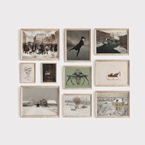 Pu&ograve; includere: Un collage di dieci stampe incorniciate con varie scene invernali, tra cui una strada innevata, un paesaggio invernale, una silhouette di cervo, una slitta e un gruppo di persone in un ambiente invernale. Le cornici sono tutte in legno e hanno una finitura marrone chiaro.
