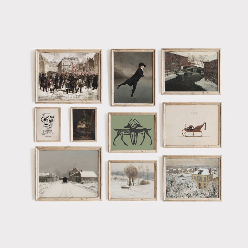 Pu&ograve; includere: Un collage di dieci stampe incorniciate con varie scene invernali, tra cui una strada innevata, un paesaggio invernale, una silhouette di cervo, una slitta e un gruppo di persone in un ambiente invernale. Le cornici sono tutte in legno e hanno una finitura marrone chiaro.