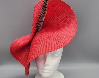Roter Derby Fascinator Hut mit Feder, Haarband