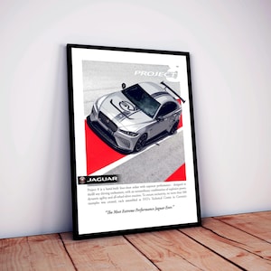Könnte beinhalten: Gerahmtes Poster mit einem silbernen Jaguar-Auto mit schwarzen Akzenten, vor einem roten und grauen Hintergrund. Das Poster enthält das Jaguar-Logo und Text über die Leistung des Autos. Das Auto ist abgewinkelt und zeigt sein Design.