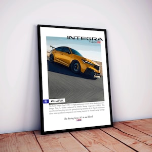 Puede incluir: Un póster enmarcado con un coche Acura Integra Type S amarillo en una pista de carreras. El póster tiene el logotipo de Acura y el texto "INTEGRA Type S". Debajo del coche está el logotipo y el texto de Acura. La frase "The Racing Gene, It's in our blood" está en la parte inferior.