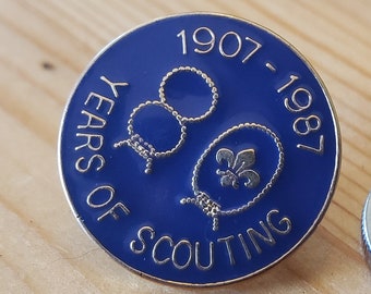 Pin vintage de esmalte de los 80 años del escultismo (1907-1987)