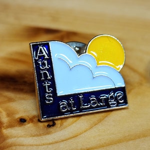 Aunts At Large - Cooler Vintage kanadischer Fortschrittsverein Brosche Einzigartige Seltene Hut Pin Anstecknadel Vintage Pin Retro Pin Emaille Pin