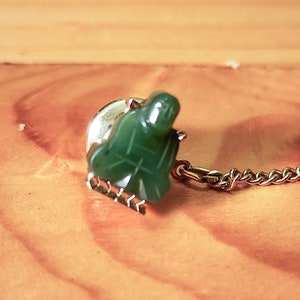 Pequeño tallado Jade Buddha Tie Tack - Broche Pin Unique Rare Hat Pin Lapel Pin Vintage Pin Retro Pin