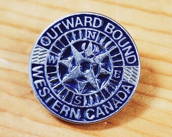 Nach außen gerichteter Westkanada, um dem Streben und nicht dem Nachgeben zu dienen – Broschennadel, einzigartige, seltene Hutnadel, Anstecknadel, Vintage-Pin, Retro-Pin, Emaille-Pin