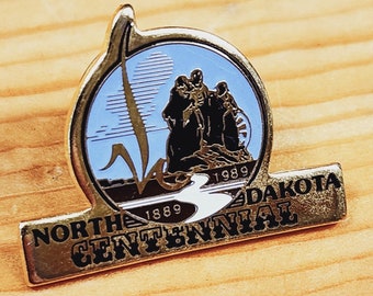 North Dakota Centennial 1889-1989 – Vintage North Dakota Centennial Brosche Pin Einzigartige seltene Hutnadel Anstecknadel Vintage Pin Retro Pin Emaille Pin