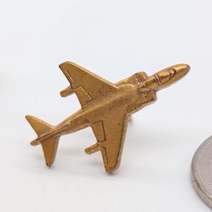 Cravate vintage pour avion de chasse | Épinglette dorée représentant un avion | Épinglette pour avion militaire | Bijoux d'aviation des années 80