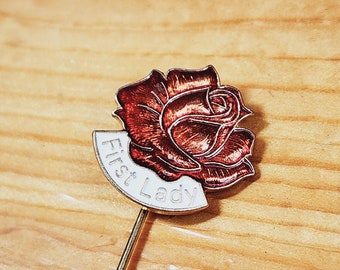 First Lady Red Rose – Wunderschöne Vintage-Anstecknadel mit roten Rosen, Broschennadel, einzigartige, seltene Hutnadel, Anstecknadel, Vintage-Pin, Retro-Pin, Emaille-Pin