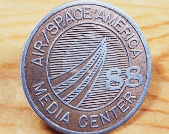 Air/Space America Media Center 88 - Prachtige Vintage 1988 Broche Pin Unieke Zeldzame Hoed Pin Revers Pin Vintage Pin Retro Pin Emaille Pin