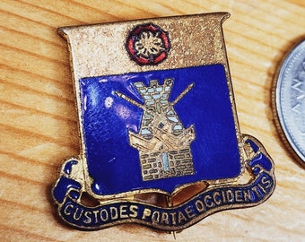 WW2 DUI Crest ""Custodes Portae Occidentis"" Brosche Pin Einzigartige Seltene Hut Pin Anstecknadel Vintage Emaille Pin."