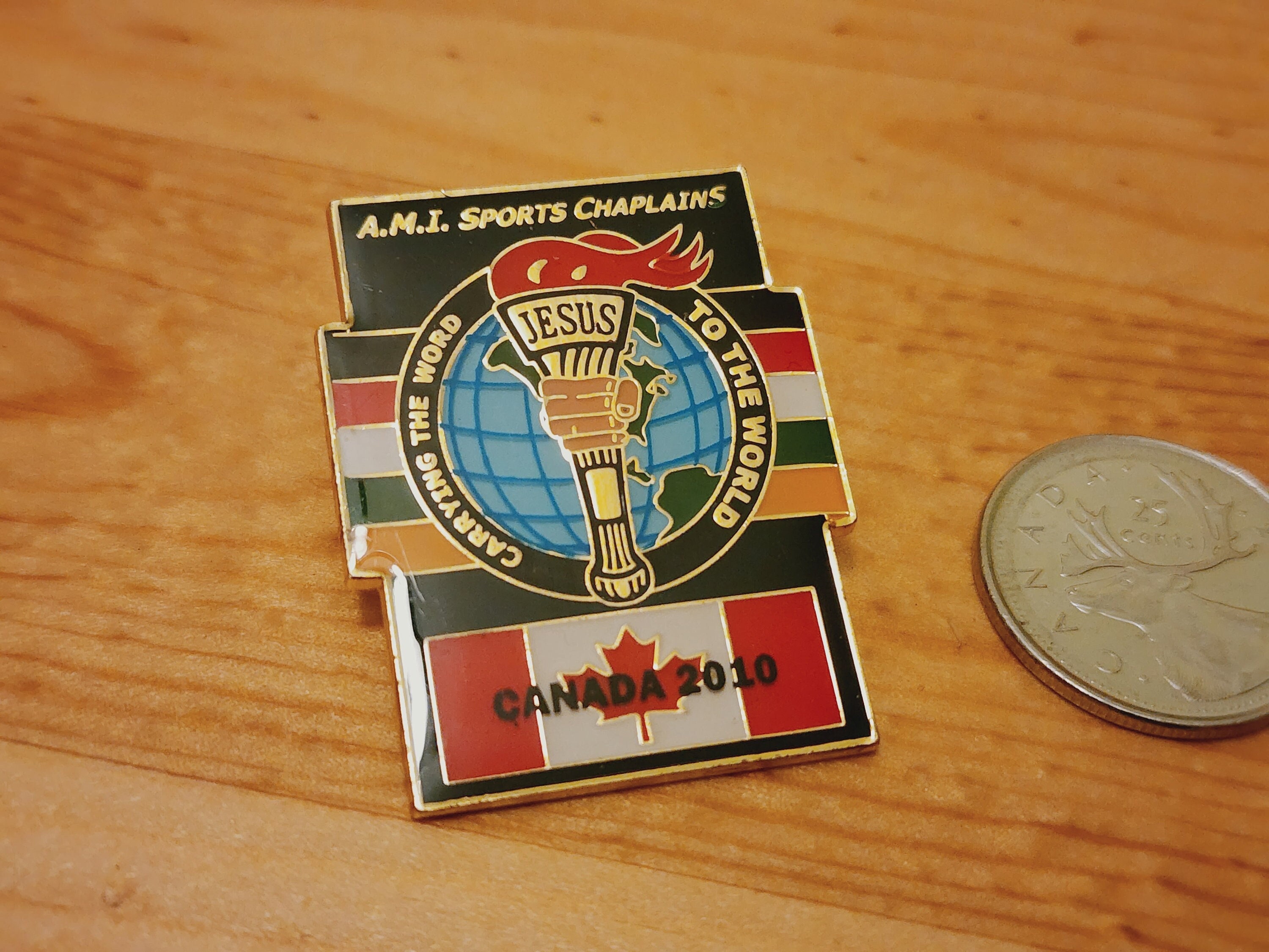 Pin de esmalte de los Capellanes Deportivos de la A.M.I. Canadá 2010