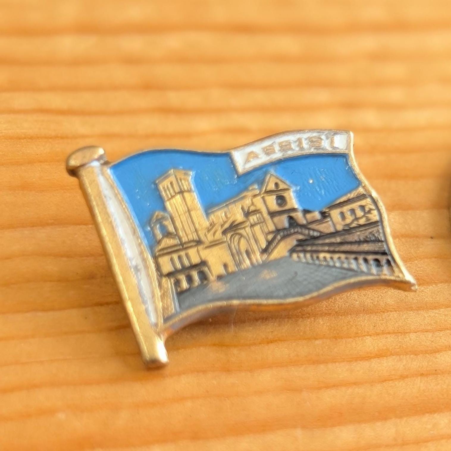 ヴィンテージ エナメル ピン: Basilica di Sant'Eufemia、イタリア