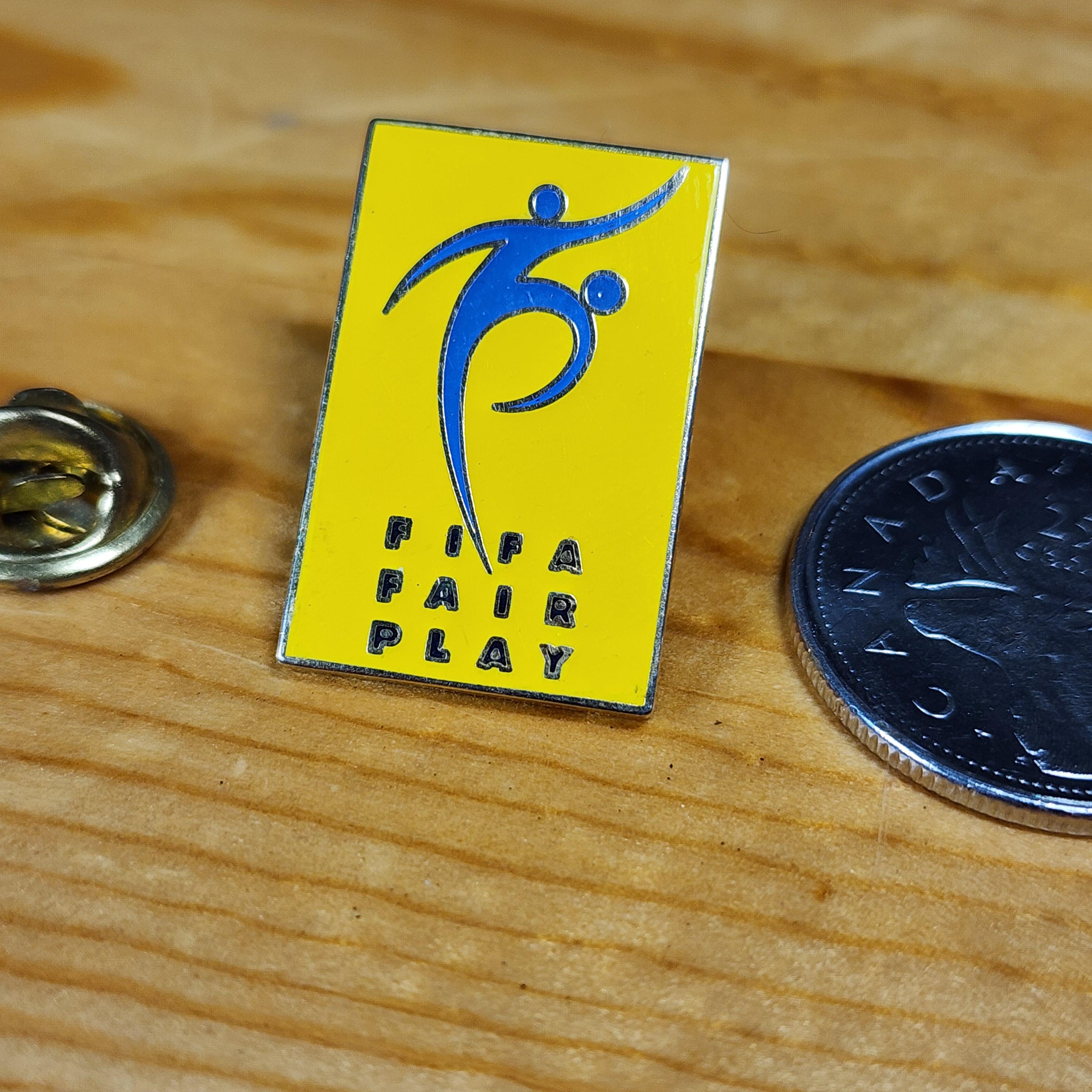 Insigne FIFA Fair Play – Émail Multi-couleurs – 25x15mm – Fabriqué En Suisse – Original