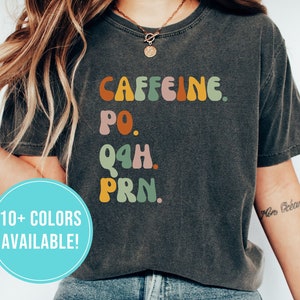 Camisa de enfermera divertida para regalo de estudiante de enfermería para graduación - Camiseta de enfermera retro para regalo de camisa de trabajador de atención médica para mujeres - Caffeine Po Q4H