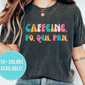 Camisa divertida de enfermera para regalo de estudiante de enfermería para graduación - Camiseta divertida de enfermera para regalo de camisa de trabajador de atención médica para mujeres - Cafeína Po Q4H