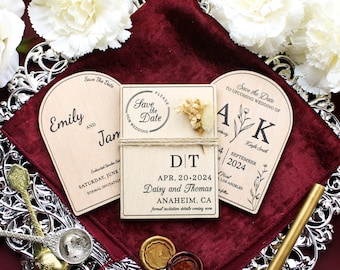 Può includere: Tre biglietti di legno con un design rustico per salvare la data. Il primo biglietto dice "Save the Date" con i nomi "Emily e Jan" e la data "Sabato, giugno" con il testo "Enchanted Garden Est. Invito formale". Il secondo biglietto dice "Save the Date" con il testo "Il nostro matrimonio" e la data "APR. 20-2024" con i nomi "Daisy e Thomas" e il testo "Anaheim, CA. Dettagli dell'invito formale in arrivo". Il terzo biglietto dice "Save the Date per il prossimo matrimonio di" con le iniziali "A K" e il nome "Kayla Smith" e la data "4 settembre 2024" con il testo "Floral, Los Angeles".
