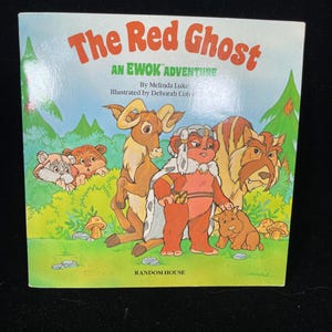 Op de afbeelding: Een kinderboek getiteld "The Red Ghost: An Ewok Adventure" van Melinda Luke, ge&iuml;llustreerd door Deborah Colvin Borgo. De cover toont cartoon Ewoks en andere wezens in een bosrijke omgeving, met het Random House-logo.