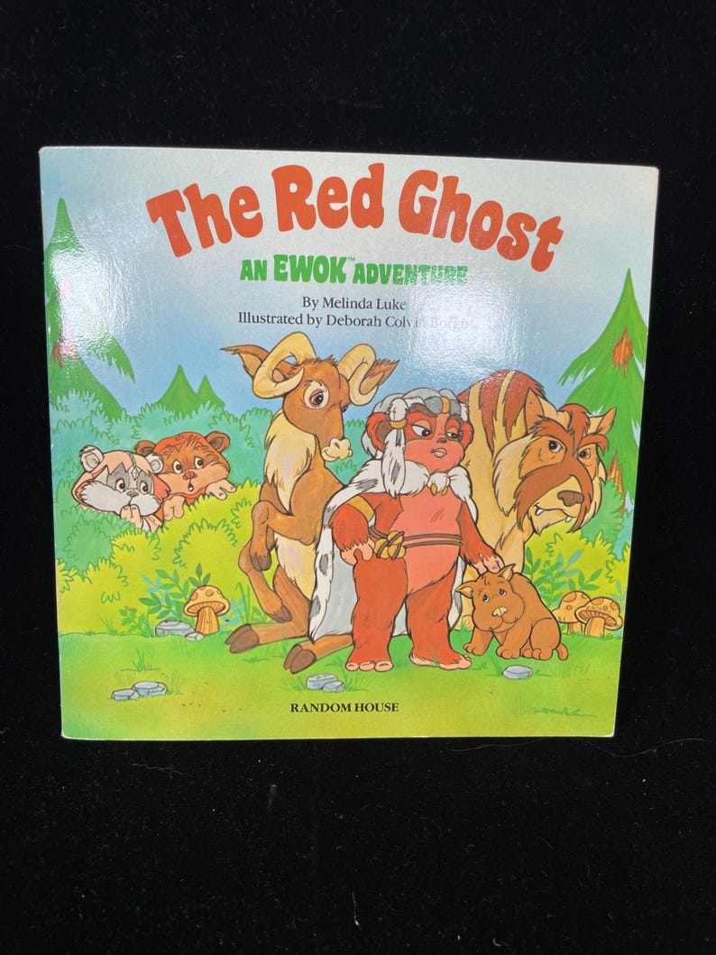 Op de afbeelding: Een kinderboek getiteld "The Red Ghost: An Ewok Adventure" van Melinda Luke, ge&iuml;llustreerd door Deborah Colvin Borgo. De cover toont cartoon Ewoks en andere wezens in een bosrijke omgeving, met het Random House-logo.