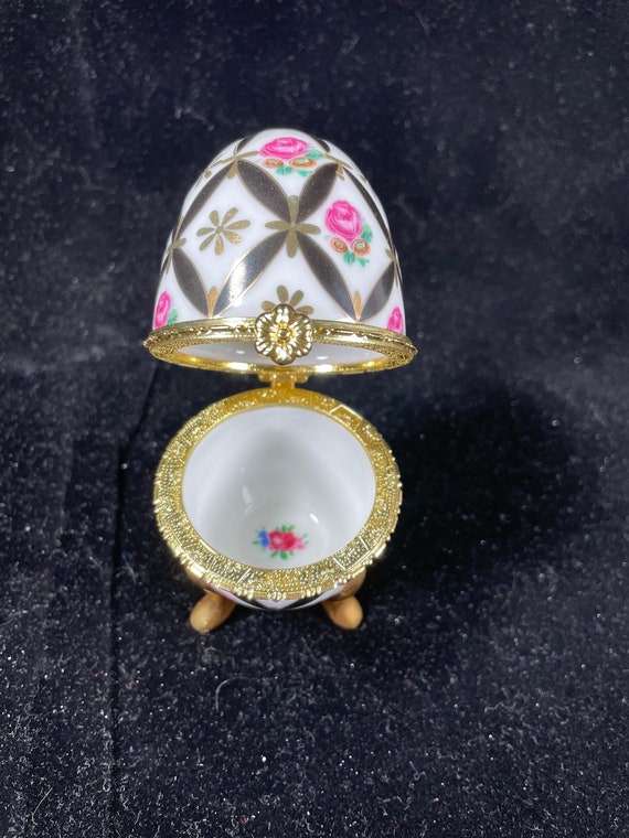 Vintage hinged egg trinket jewelry ring box with … - image 4