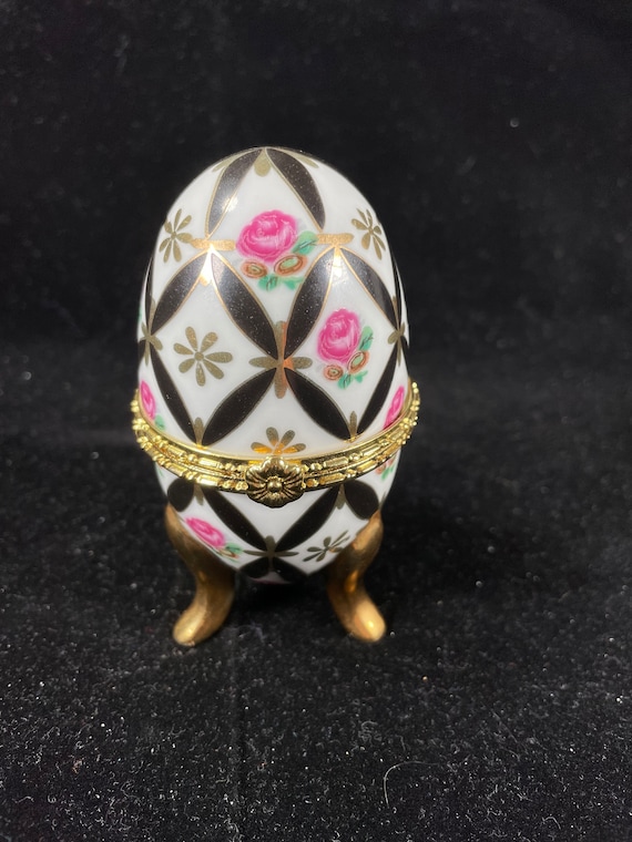 Vintage hinged egg trinket jewelry ring box with … - image 1