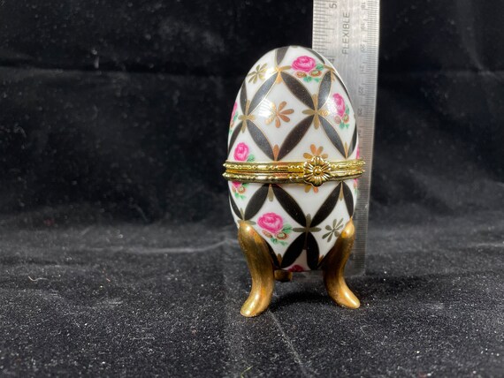 Vintage hinged egg trinket jewelry ring box with … - image 5