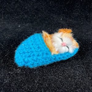 Tabby Kitten Christmas Ornament, Meow Sounds, Blue Crocheted Slipper, 4 inch