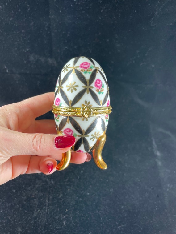 Vintage hinged egg trinket jewelry ring box with … - image 3