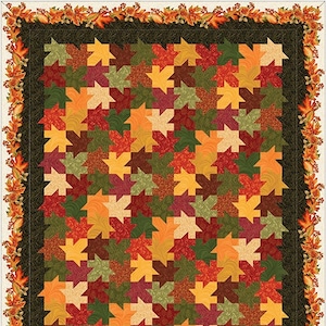 Puede incluir: Una colcha con un diseño de patchwork que presenta una variedad de colores otoñales, incluyendo naranja, rojo, amarillo y verde. La colcha está hecha de cuadrados pequeños, cada uno con un patrón diferente. La colcha está rodeada por un borde de hojas.