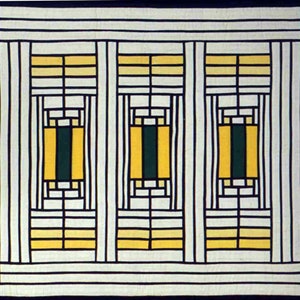Könnte beinhalten: Eine geometrische Musterdecke mit weißem Hintergrund und schwarzen Linien. Die Decke hat drei Abschnitte mit gelben und grünen Quadraten in jedem Abschnitt.