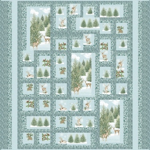 Peut inclure: Une courtepointe bleue et blanche avec une scène de forêt d'hiver. La courtepointe représente des cerfs, des pins et des flocons de neige.