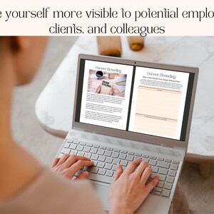 Op de afbeelding: Een persoon werkt op een laptop. Het scherm toont een document met de titel "Career Branding" met een sectie over "Het identificeren van uw unieke verkooppunten".