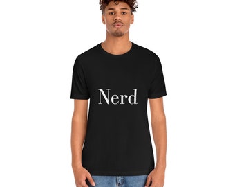 Puede incluir: Una camiseta negra con la palabra "Nerd" impresa en blanco en la parte delantera.
