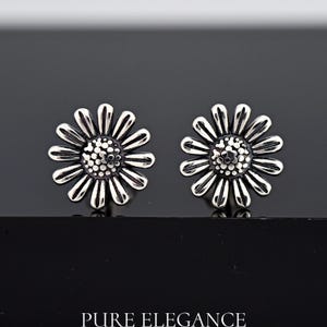 Daisy Flower Stud Earrings | Solid 925 Sterling Silver Daisy Mom Earrings Push Back | Flower Jewelry | Trendy | Minimalist | Gift for Her