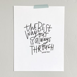 Puede incluir: Impresi&oacute;n tipogr&aacute;fica en blanco y negro con la cita "La mejor manera de salir es siempre a trav&eacute;s" atribuida a Robert Frost.