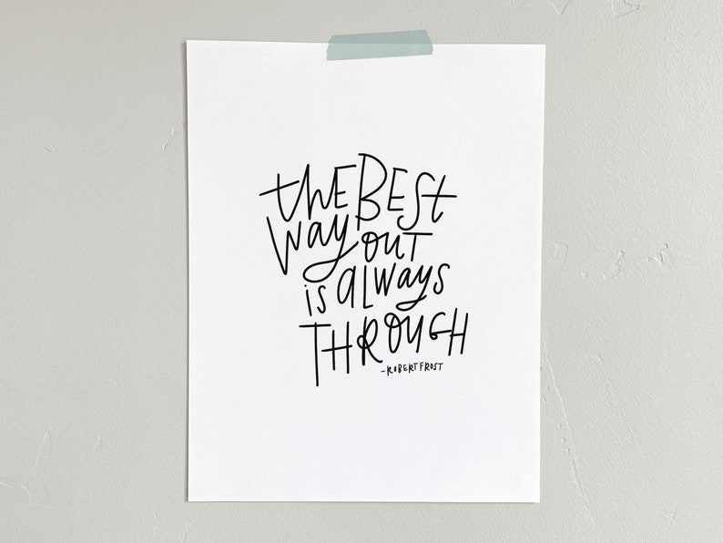 Puede incluir: Impresi&oacute;n tipogr&aacute;fica en blanco y negro con la cita "La mejor manera de salir es siempre a trav&eacute;s" atribuida a Robert Frost.