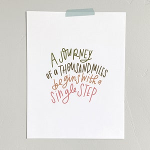 Druckbare Zitat Wandkunst | Eine Reise von tausend Meilen | Farbe | Modernes Handlettering Zitat